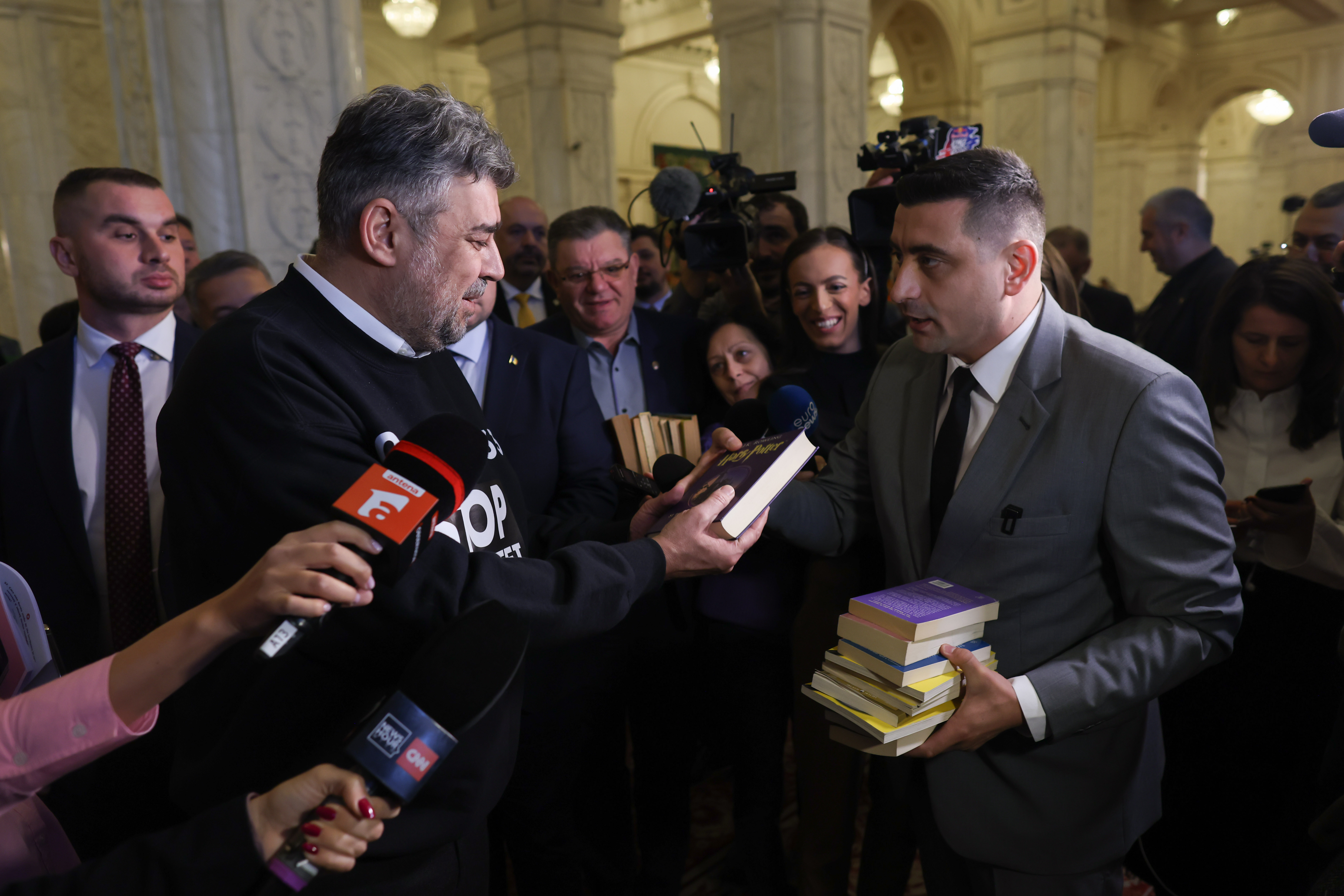Simion l-a hărțuit pe Ciolacu de ziua lui. "I-am dat Harry Potter să citească că am înţeles că a luat Bac-ul mai târziu domnul Ciolacu”