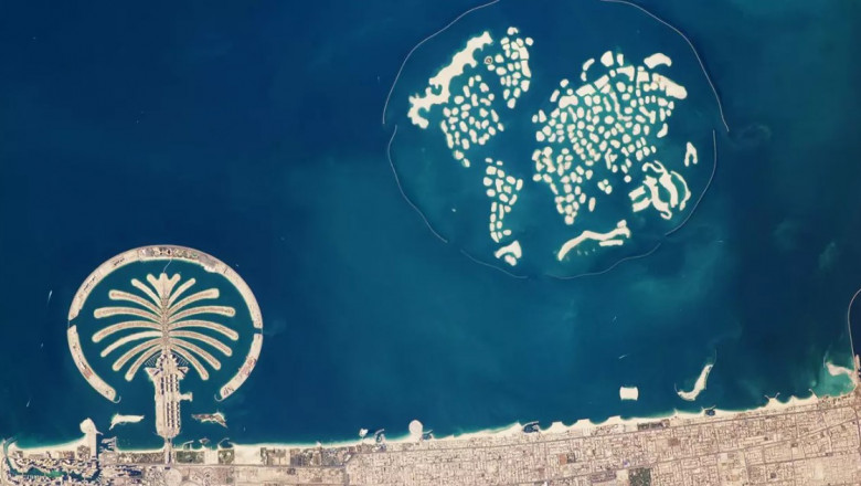 Insulele artificiale Palm Jumeirah (stânga) și „The World” (dreapta)