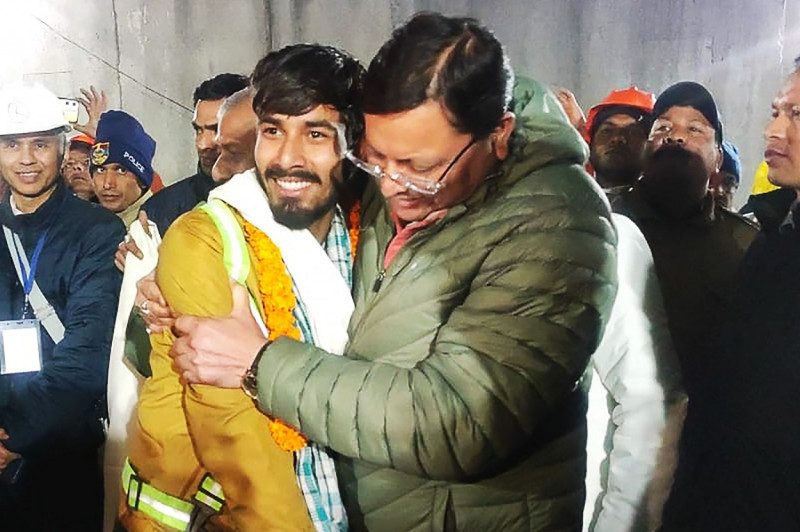muncitorii blocati intr-un tunel din india au fost salvati