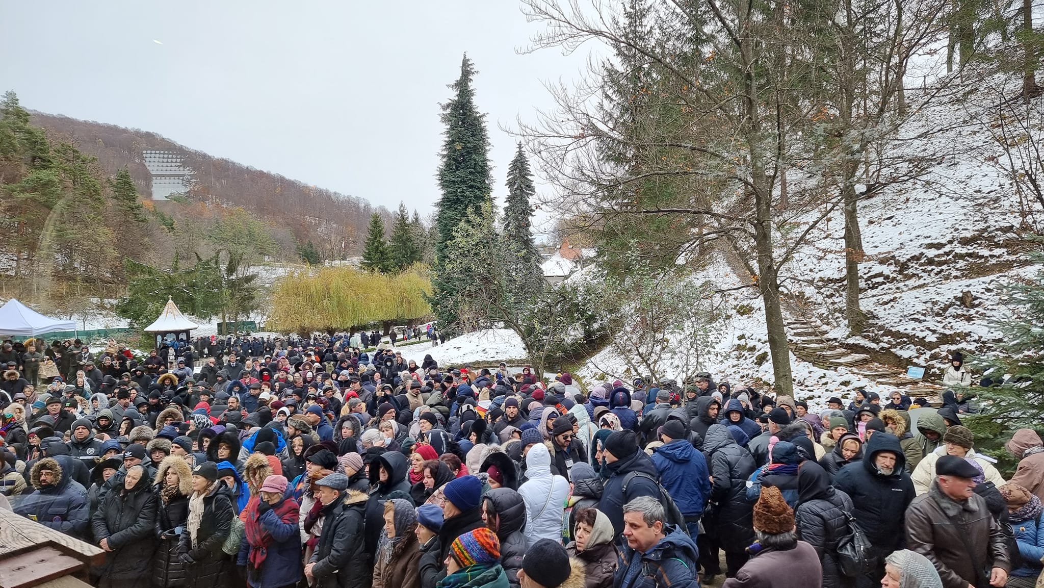 Pelerinaj la Mănăstirea Prislop. Mii de credincioși așteaptă canonizarea părintelui Arsenie Boca