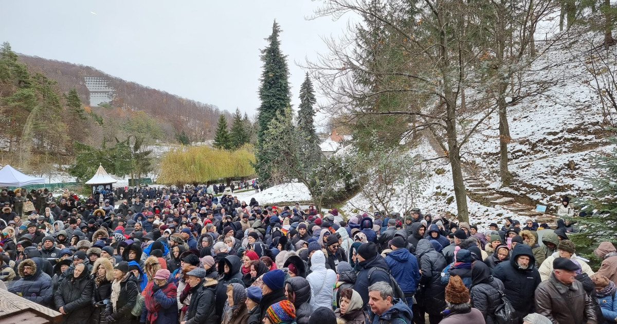 Mii de pelerini au comemorat 34 de ani de la moartea lui Arsenie Boca, la Mănăstirea Prislop|EpicNews