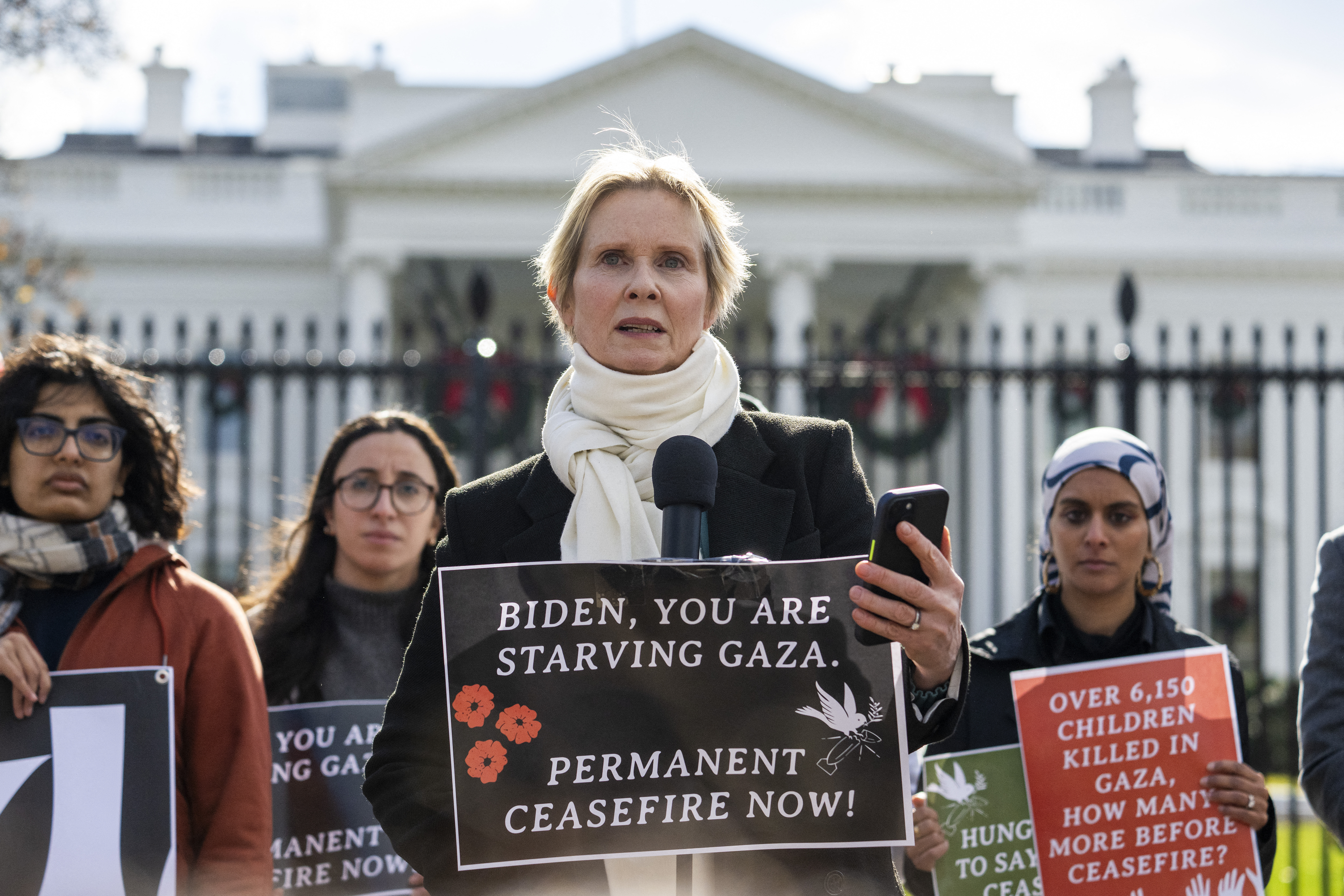 O actriţă din „Sex and the City” a intrat în greva foamei, în faţa Casei Albe, pentru a cere un armistiţiu permanent în Gaza
