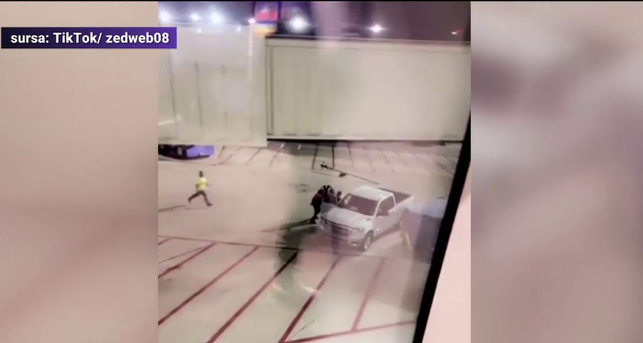 VIDEO. Panică la bordul unui avion. Un pasager a deschis ușa de urgență și s-a urcat pe aripă, după aterizare