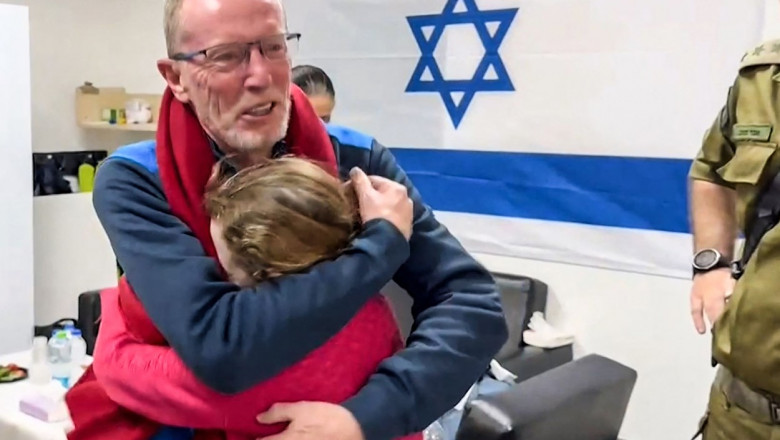 Emily Hand își îmbrățișează tatăl după eliberare
