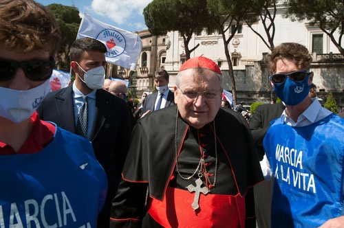 Papa Francisc îl lasă fără o parte din privilegii pe cardinalul conservator Raymond Burke, unul dintre cei mai aprigi critici ai săi