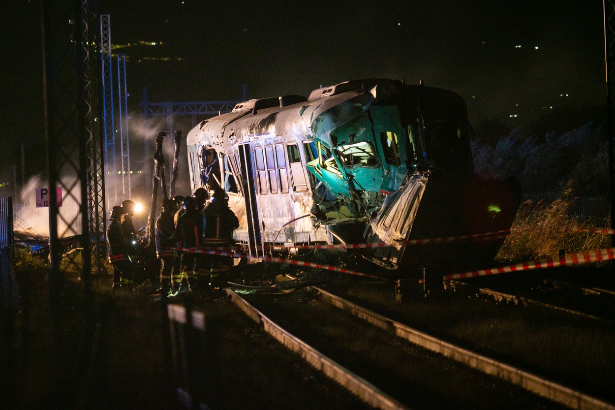 Accident teribil în Italia. Un tren a lovit în plin un camion blocat pe calea ferată; două persoane au murit