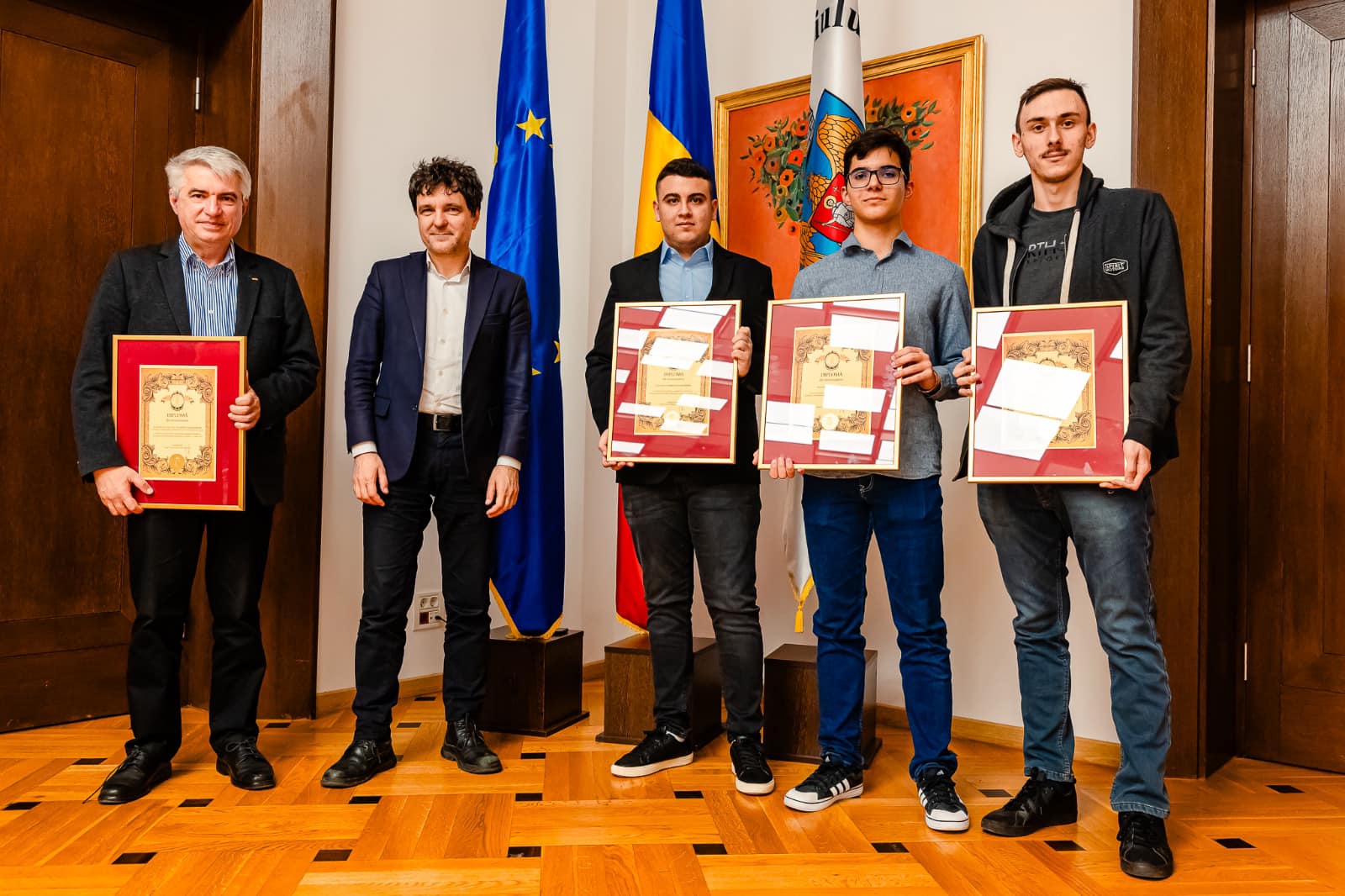 Trei elevi olimpici la matematică vor aprinde luminițele la Târgul de Crăciun din București