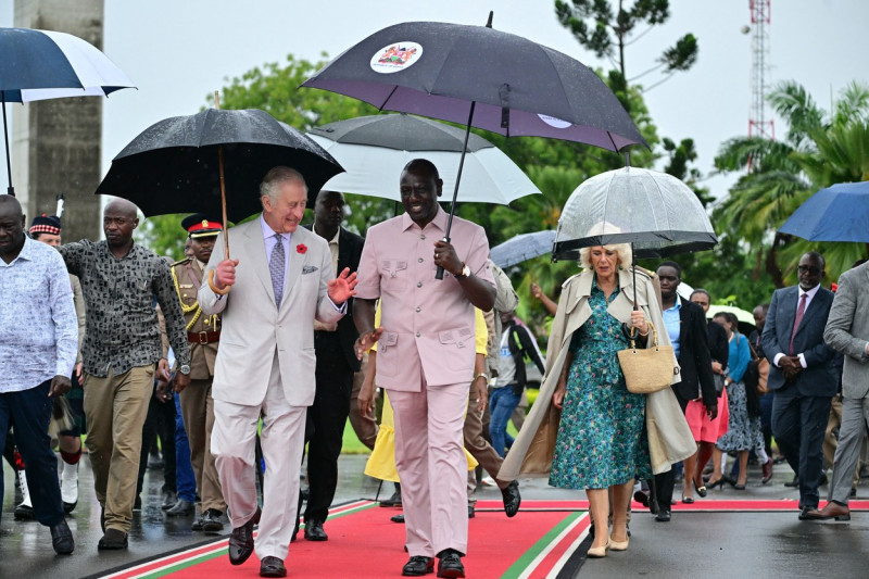 William Ruto în costum Kaunda roz