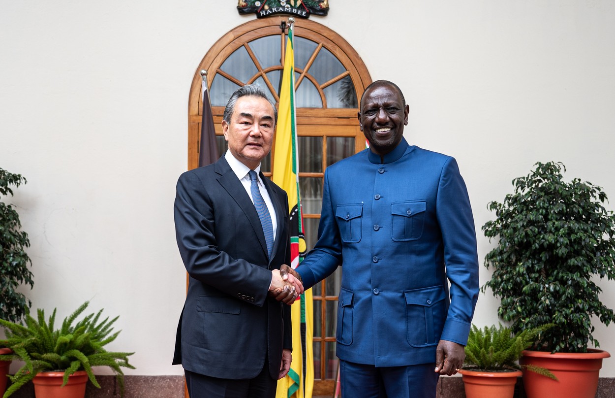 Parlamentul Kenyei interzice costumele africane Kaunda. Președintele William Ruto le poartă la întâlniri oficiale