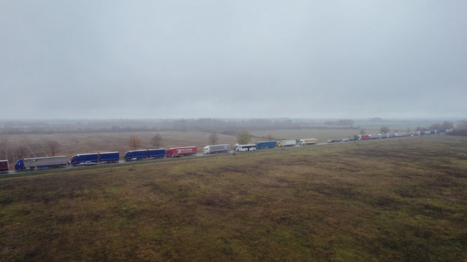 Polish truckers stage protest creating 18-Kilometer queue and disrupting trade amidst tensions