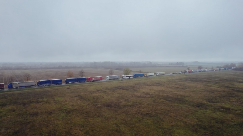 Polish truckers stage protest creating 18-Kilometer queue and disrupting trade amidst tensions