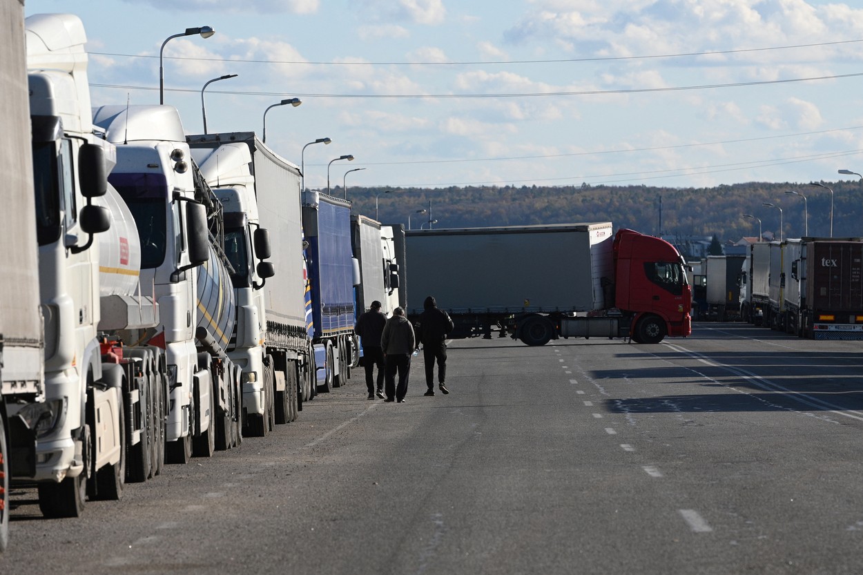 Camioanele ucrainene au început să intre în Polonia. Fermierii polonezi au ridicat blocada la un punct de frontieră