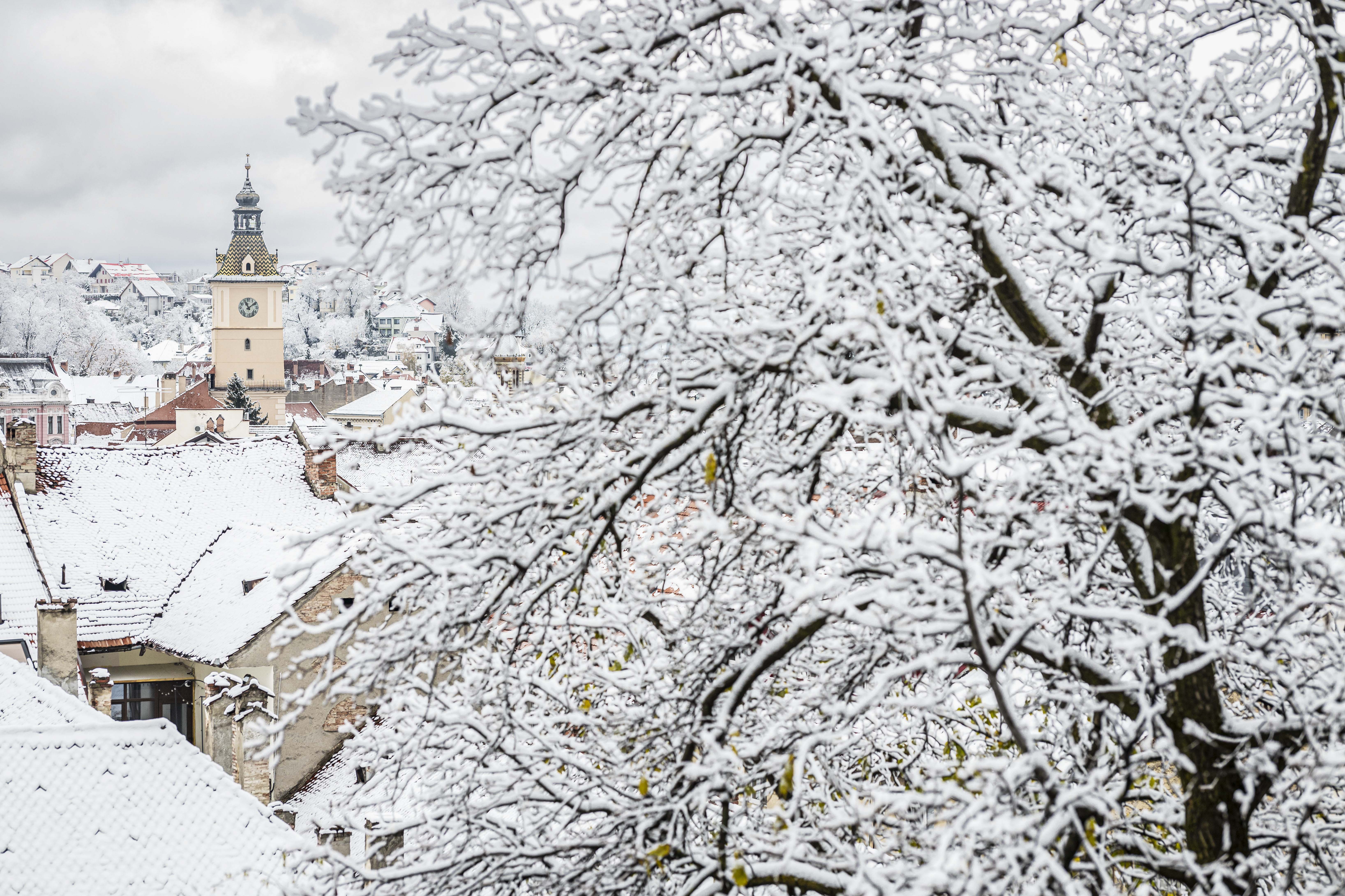 Ce urmează după ninsorile și vijeliile din weekend. Meteorologii anunță cum va fi vremea, când și unde va mai ninge
