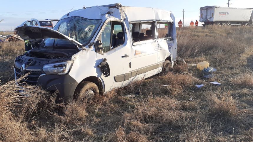 Un camion şi un microbuz s-au ciocnit violent în județul Constanța. 8 oameni au fost răniți