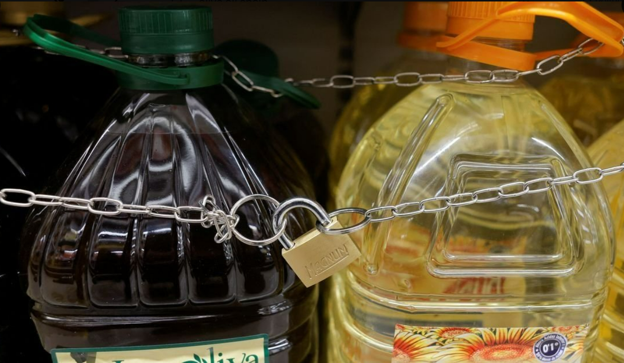 Magazinele din Spania au montat sisteme antifurt pe sticlele de ulei de măsline: "Este o măsură nebună, extremă, dar a funcționat"