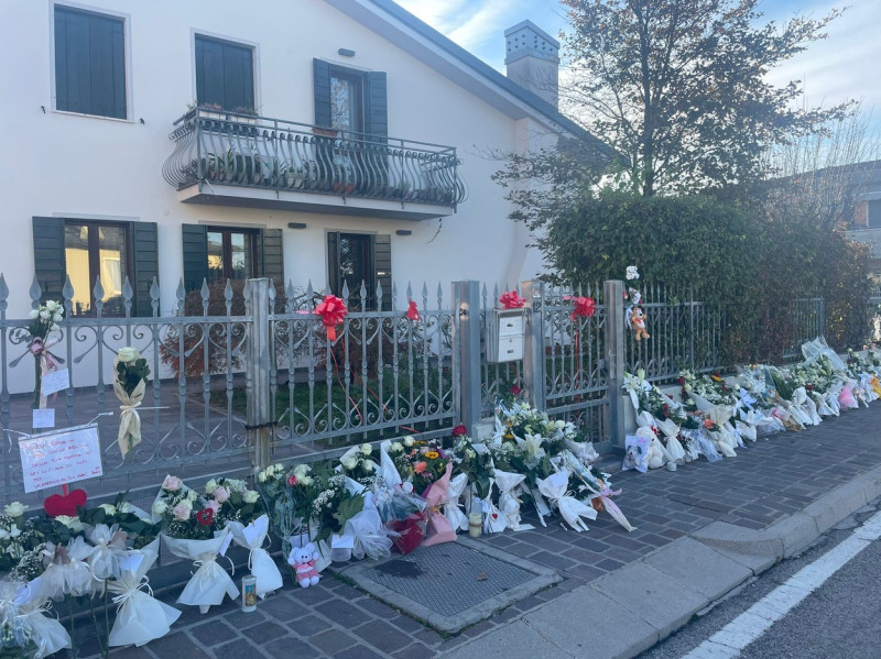 Vigonovo - I fiori e biglietti davandi alla casa di Giulia Cecchettin