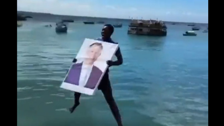 Localnic care se aruncă cu tabloul lui Iohannis în apă
