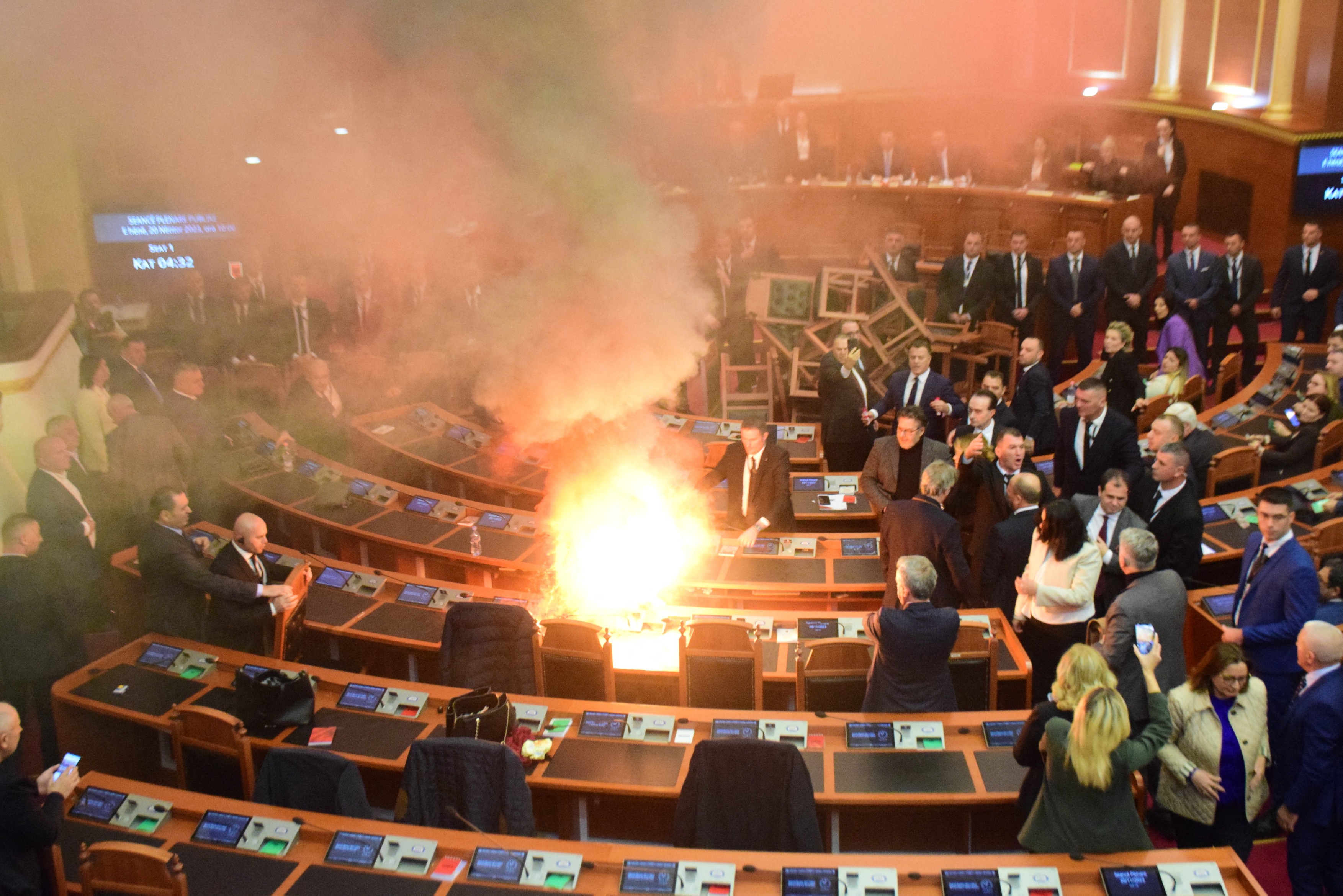 Opoziția din Albania a pornit un incendiu în parlament pentru a bloca dezbaterea bugetului