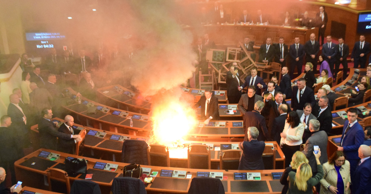 Opoziția din Albania a pornit un incendiu în parlament pentru a bloca dezbaterea bugetului|EpicNews
