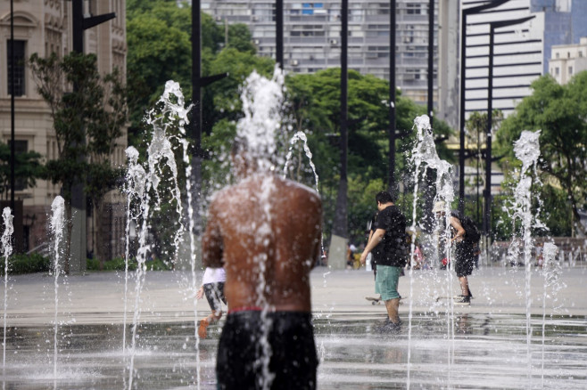 People Enjoy The Heat In Sao Paulo, Săo Paulo, Brazil - 20 Nov 2023