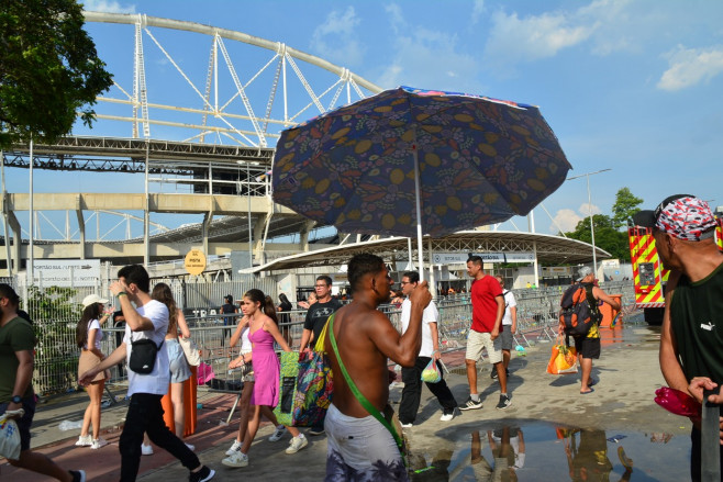 Fans Of Singer Taylor Swift Suffer From The Heat In Rio De Janeiro