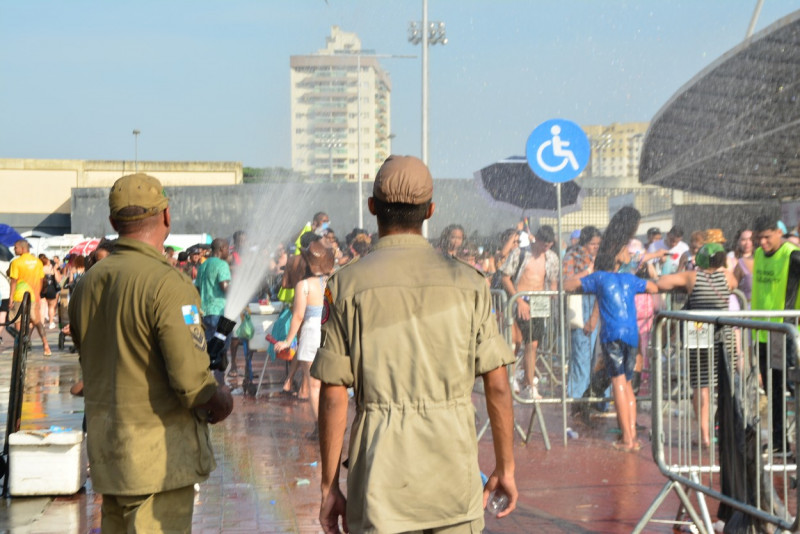 Fans Of Singer Taylor Swift Suffer From The Heat In Rio De Janeiro