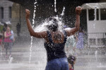 People Enjoy The Heat In Sao Paulo, Săo Paulo, Brazil - 20 Nov 2023