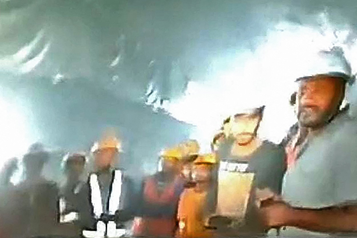 Primele imagini cu muncitorii blocați de nouă zile într-un tunel din India. Salvatorii le-au cerut să zâmbească la cameră și să salute