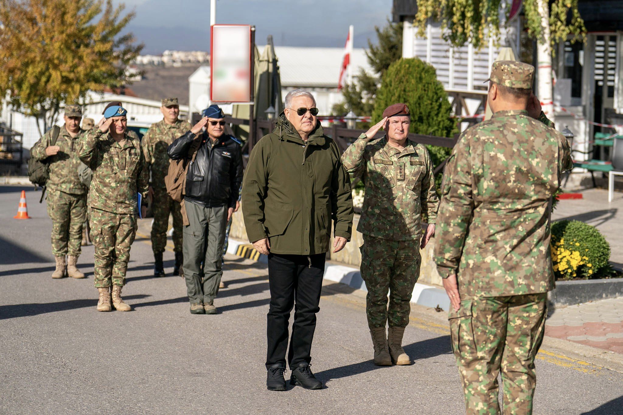 Angel Tîlvăr s-a întâlnit cu soldații români dislocați în Balcanii de Vest. NATO vrea mai multe trupe în zonă