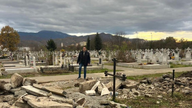 sebastian rusu, viceprimar brasov, printre cruci in cimitir