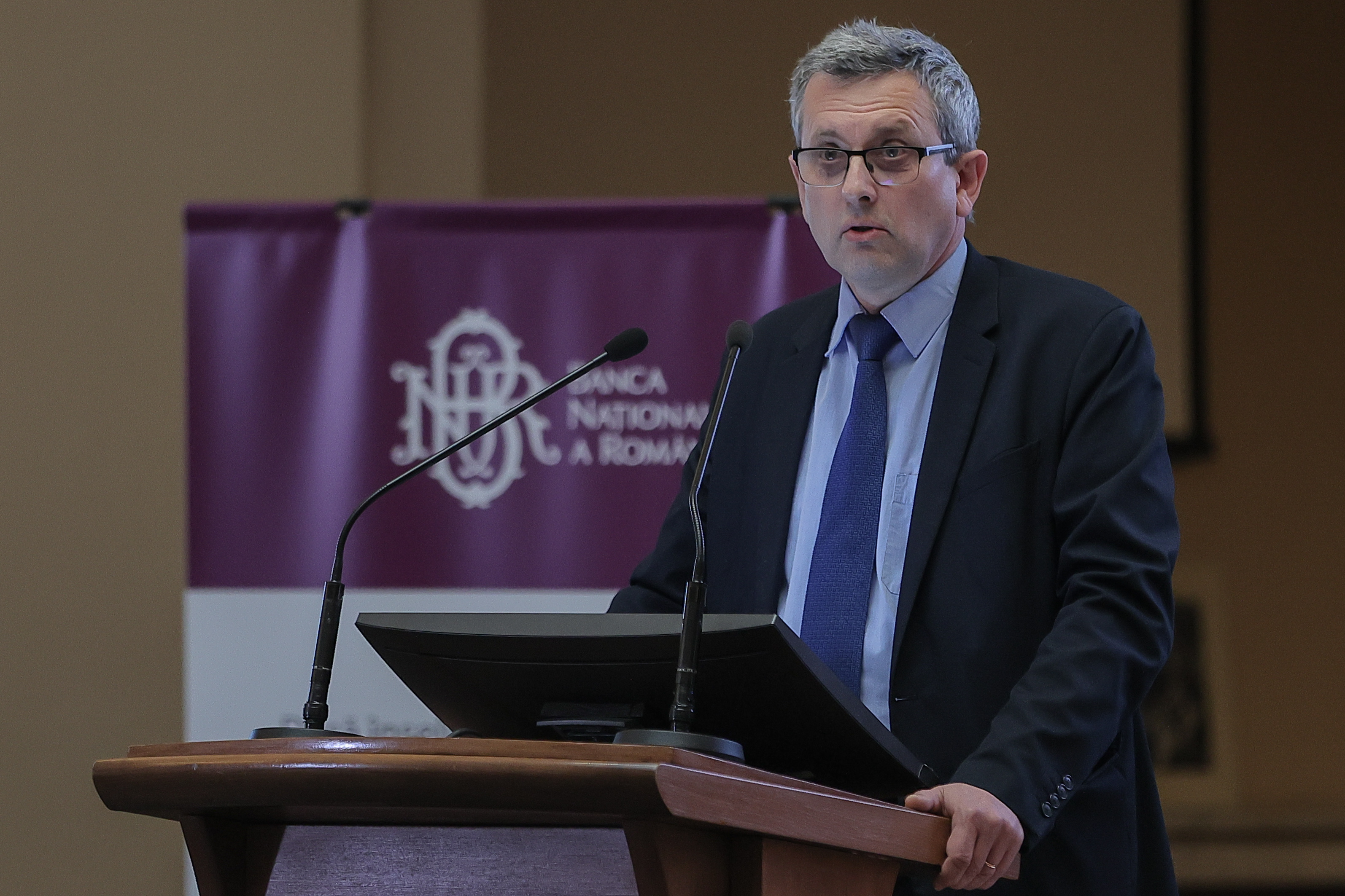 Economistul-şef al BNR: În România, elitele prădătoare au favorizat o societate bazată pe modelul extractiv şi pe leviathanul de hârtie