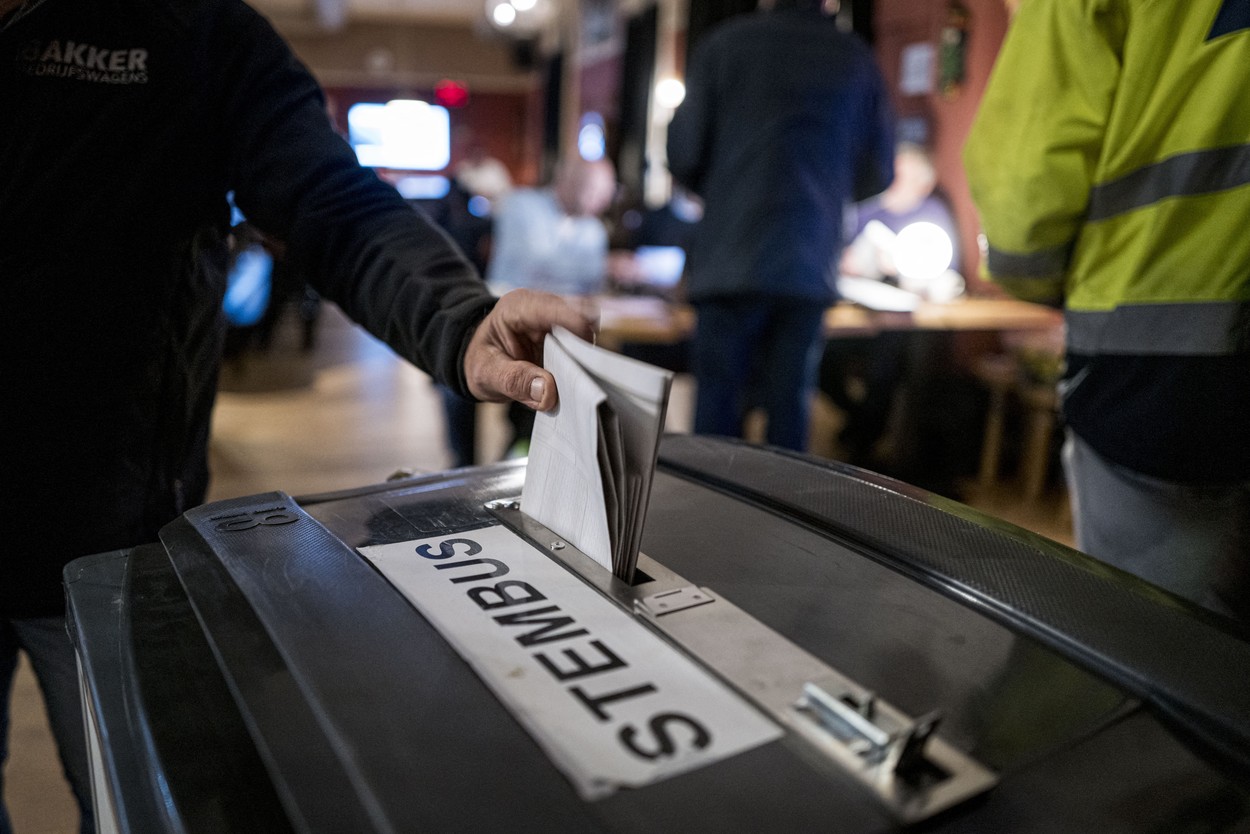 Olandezii votează un nou parlament. O femeie este în cărți pentru funcția de prim-ministru