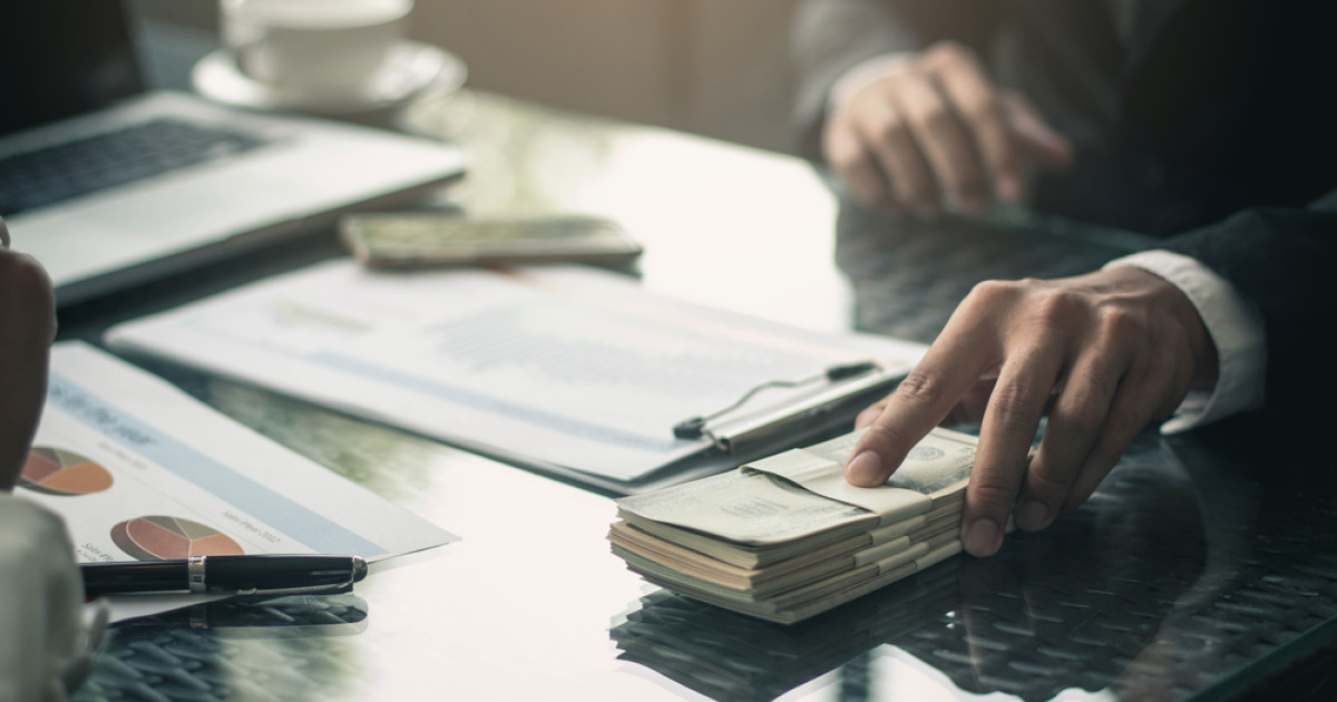 Frați discutând tensiuni legate de sprijin financiar părinți inegal și mediere moștenire pentru conflicte financiare familie. | sursa foto: Digi24
