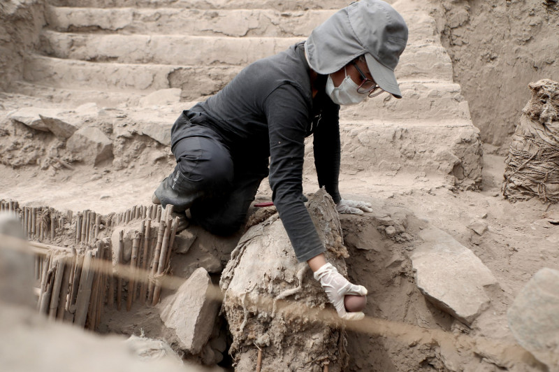 Five pre-Hispanic funeral bundles and stairs discovered in Lima