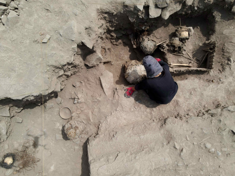 Five pre-Hispanic funeral bundles and stairs discovered in Lima