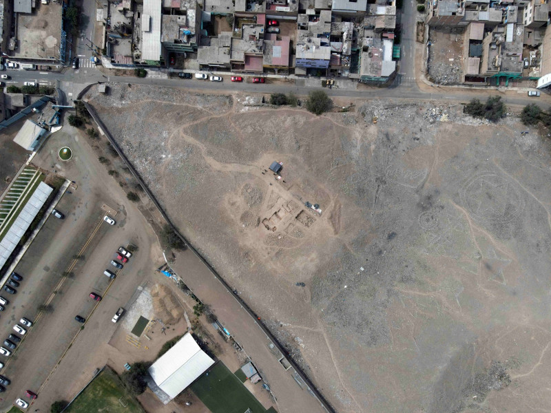 Five pre-Hispanic funeral bundles and stairs discovered in Lima