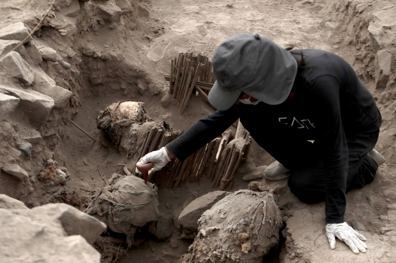 Five pre-Hispanic funeral bundles and stairs discovered in Lima