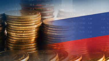 monede pe un fundal in culorile steagului rusiei