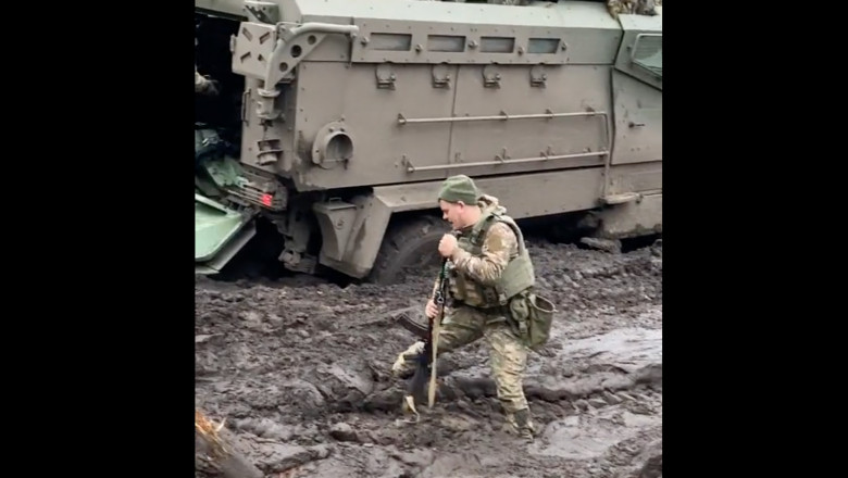 soldat ucrainean in noroi pana la genunchi