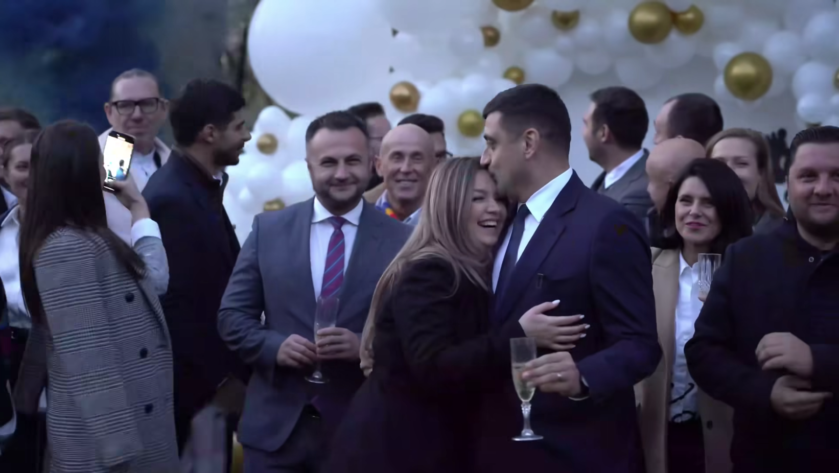 George Simion a făcut petrecere de dezvăluire a sexului viitorului bebeluș. „E cum a vrut ea”