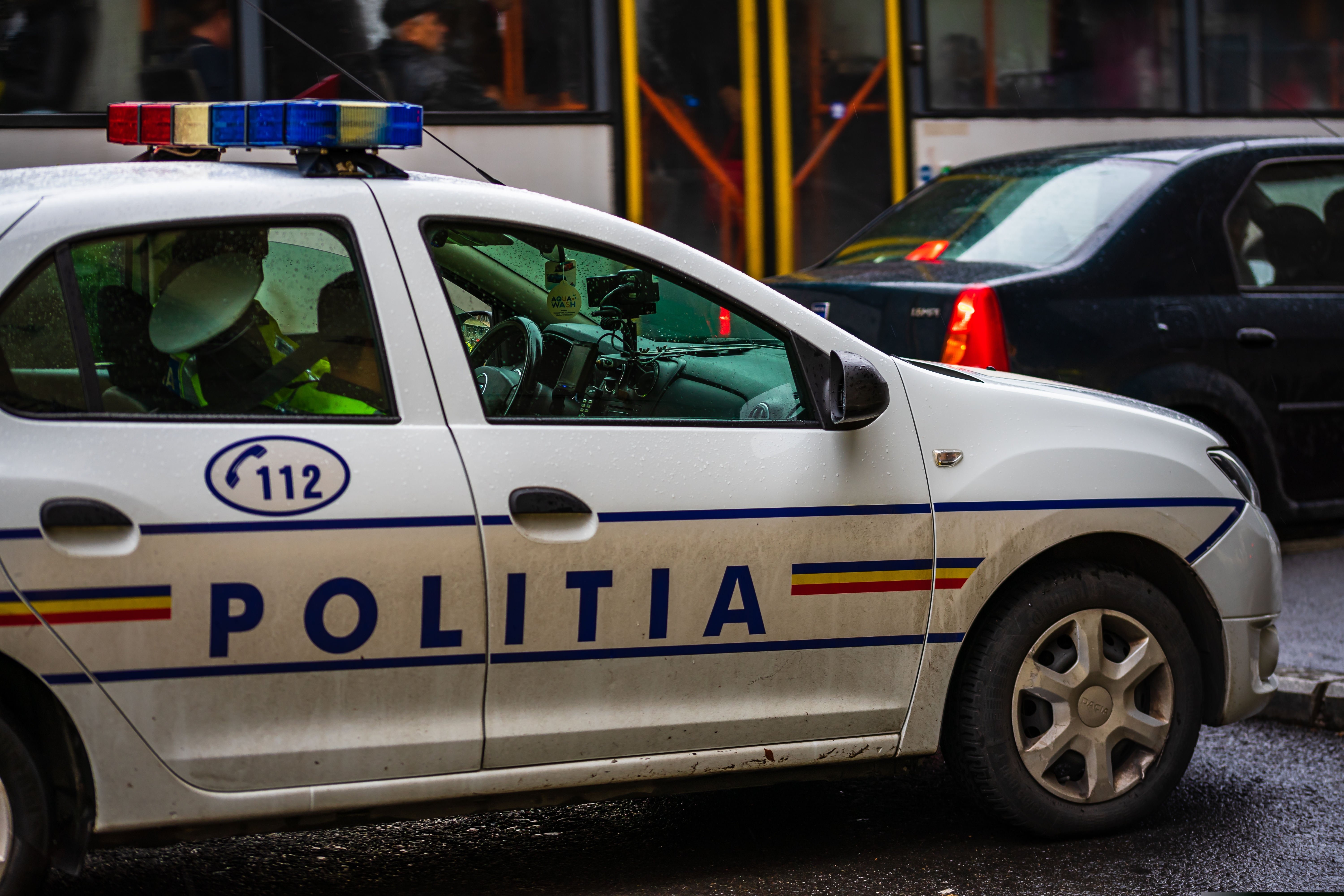 Un bărbat gelos a scos cu forța un tânăr din mașină și l-a bătut pe stradă, în Galați