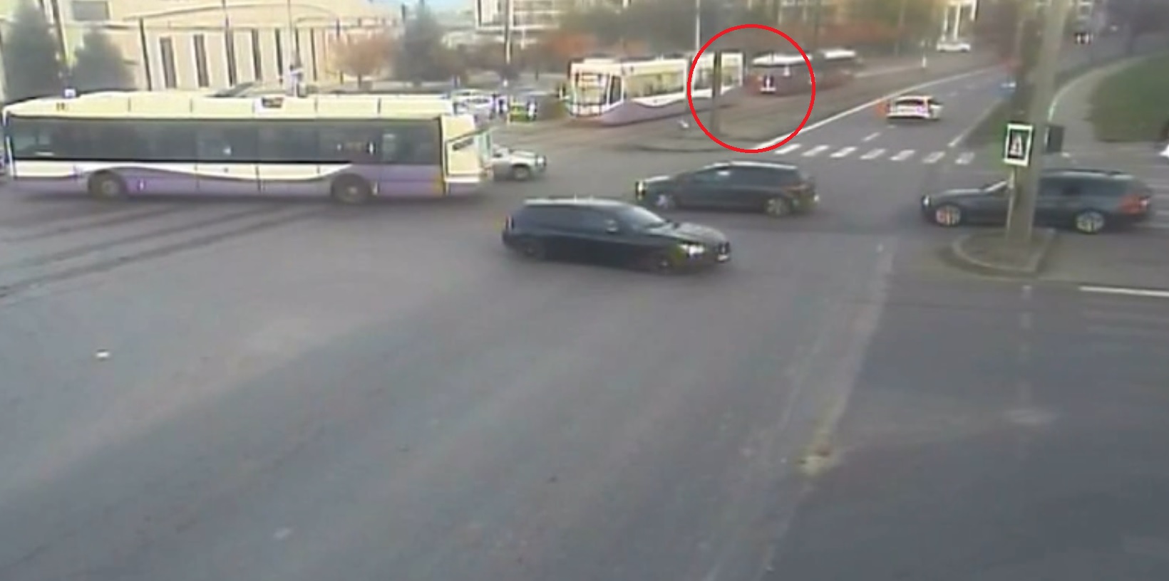 Momentul în care două tramvaie se ciocnesc într-o stație din Timișoara. Femeia vatman și o pasageră au fost rănite