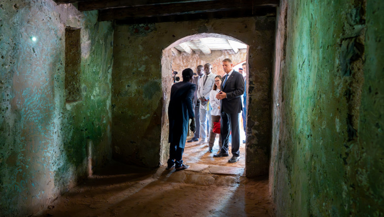 iohannis in vizita la casa sclavilor din senegal