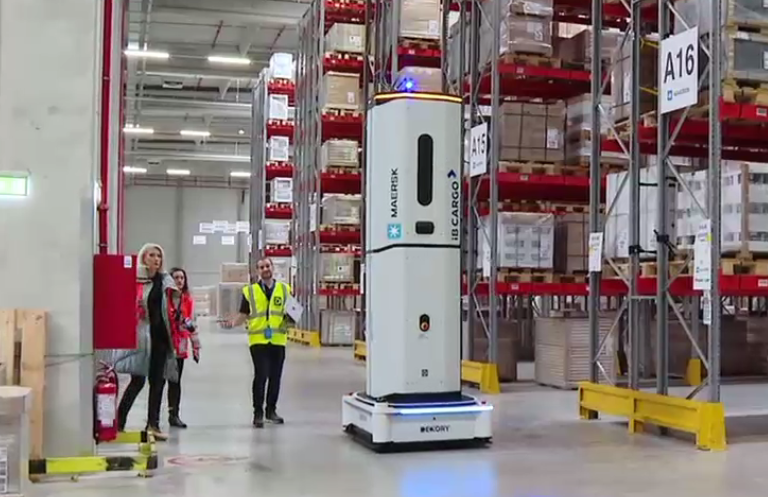 VIDEO. Cel mai mare robot autonom din lume are 12 metri și a fost realizat de trei români. Face într-o zi ce ar face oamenii într-un an