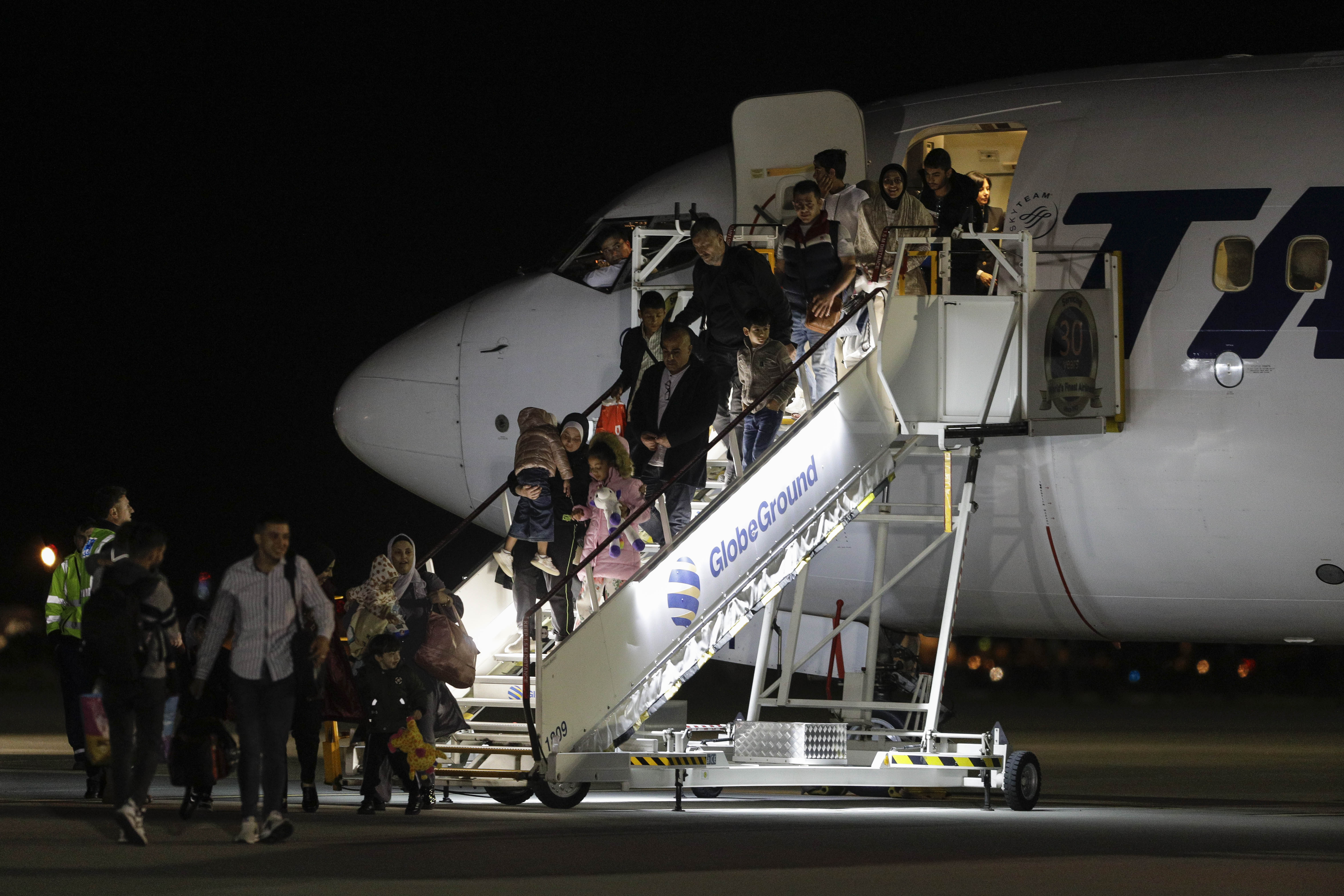 Refugiații din Fâșia Gaza care au venit în România vor primi bani de la Guvern pentru cazare și mâncare