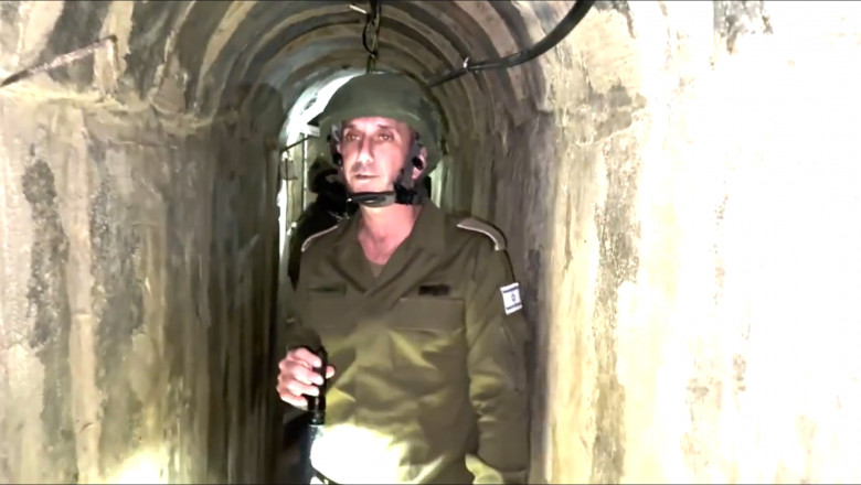 Soldat cu cască și lanternă într-un tunel