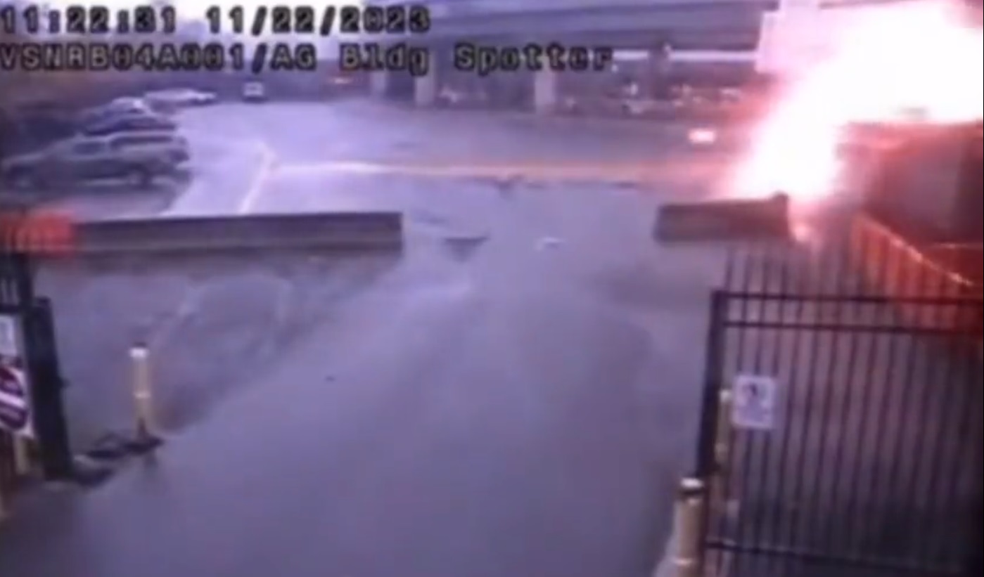 VIDEO Momentul în care o mașină explodează pe podul care leagă Canada de SUA