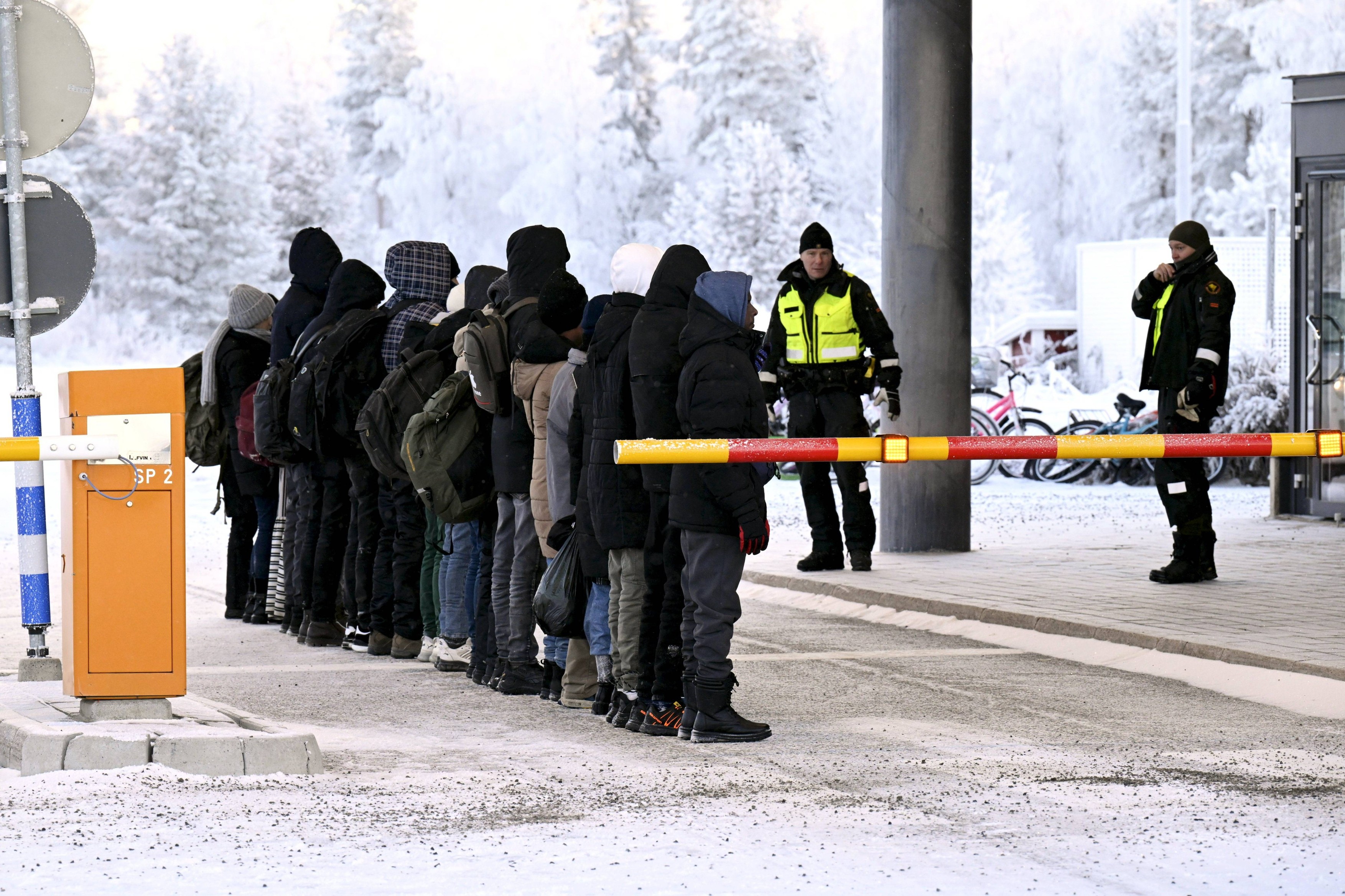 Finlanda ia în calcul să închidă complet granița sa cu Rusia din cauza valului de migranți ilegali. Un singur punct rămâne deschis