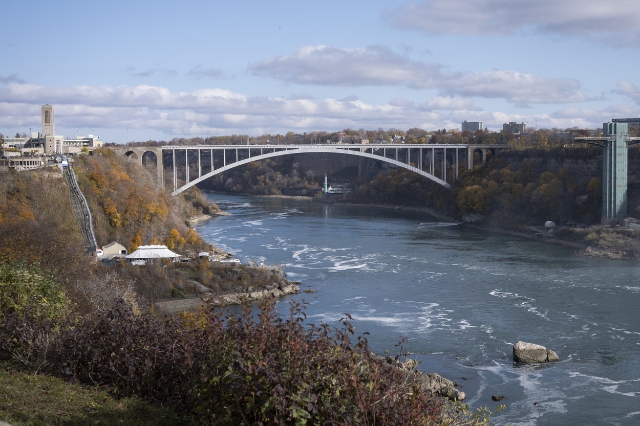 O mașină a explodat pe un pod care leagă SUA de Canada. Toate podurile peste Niagara au fost închise