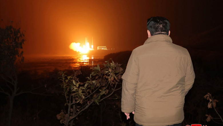 kim jong un priveste lansarea satelitului de spionaj